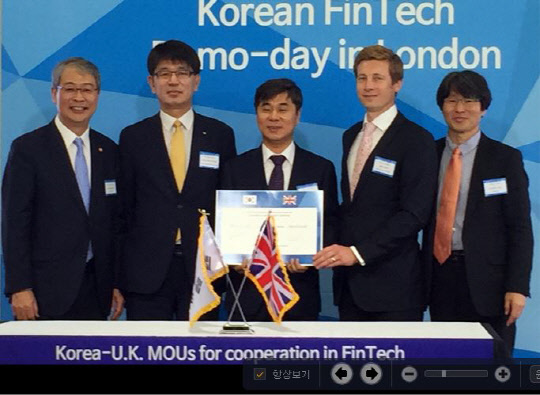 22일 영국 런던 레벨39에서 열린 금융위원회 주관 핀테크 데모데이에서 KB국민은행은 영국 핀테크 기업 써클 유케이 및 트러스토닉과 금융신사업 추진을 위한 양해각서(MOU)를 체결했다. 임종룡 금융위원장(왼쪽부터)과 강대면 KB국민은행 미래채널본부 본부장, 김종서 에이티솔루션즈 대표이사, 벤 케이드(Ben Cade) 트러스토닉 최고경영자, 정유신 핀테크지원센터장이 기념촬영을 하고 있다. KB국민은행 제공